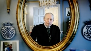 Hans Excellence Ingolf, greve af Rosenborg ser sig selv i spejlet og fortæller om livet. Foto: Morten Pape