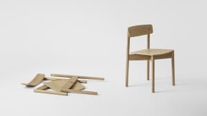 Cross Chair fra Takt kommer som samlesæt. Det er mest miljøvenligt at transportere møbler i flade pakker og enkeltdele, som kunden selv kan samle og selv kan reparere. Foto: Rasmus Dengsø Studio
