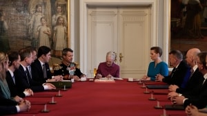 Mødet i Statsrådet på Christiansborg Slot i København søndag den 14. januar 2024. Tronskiftet indtræffer under mødet i Statsrådet i det øjeblik, hvor dronningen har underskrevet erklæring om abdikation. Den 31. december 2023 meddelte dronningen, at hun abdicerer den 14. januar og at kronprinsen fra denne dag er Danmarks regent.
