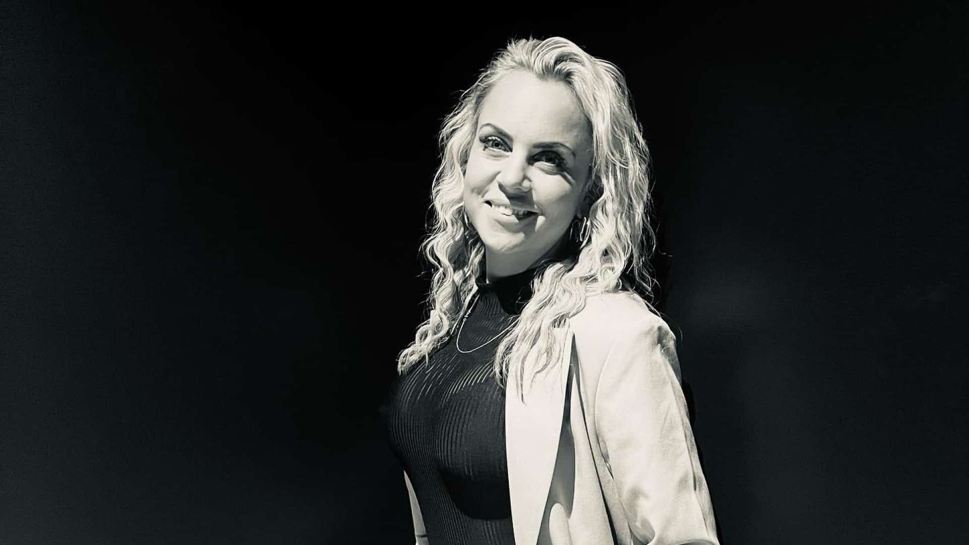 Fra håndboldhallen i Give til åbningsscenen på Tinderbox: Helle Helle ...