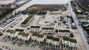 Casa begyndte at opføre den nye bydel ved Ibæk Strandvej i 2018 og er på vej med i alt godt 200 boliger. Ud til åen ligger de eftertragtede rækkehuse, der sælges direkte til private ejere, og i næste række ligger de almene boliger. Arkivfoto: Mette Mørk