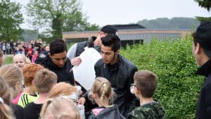 Elever fra Ungdomsskolens BBU-klasser hjalp børnene med at få ny energi til skolernes Søndersøløb. Foto: Andreas Søndergaard