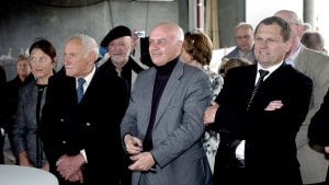 Erik de Fønss, i midten i lys jakke, fra Kolding er blevet begæret konkurs af Danske Bank.