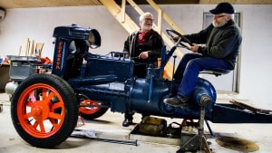 Hans og Thomas Jensen er i gang med at restaurere en traktor fra 1922. Foto: Timo Battefeld