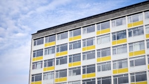 Viceværterne i de almene boligforeninger har en unik adgang til beboerne. Det kan udnyttes i fremtidens nære sundhedsvæsen, lyder der fra KL og BL i et nyt fælles udspil.  Højhus på Jens Juels Vej i Odenses Korsløkke-kvarter. De er opført af Odenses Almennyttige Boligselskab. Arkivfoto: Michael Bager