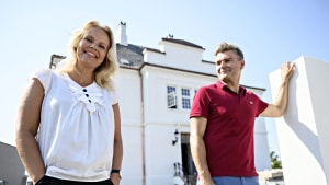 Thomas Visti står sammen med Anne Mejdal bag virksomheden Visti Unlimited, som starter op i en kæmpe villa på Helgavej i Odense. Foto: Michael Bager