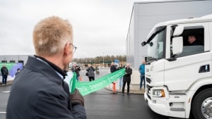Transportminister Thomas Danielsen (V) fik æren af at klippe snoren ved den officielle indvielse af Recharge City, og i stedet for en saks fik han stillet en ellastbil til rådighed. Ministeren er uddannet lastbilmekaniker, så han vidste, hvad han gjorde, da han kørte gennem snoren, som blev holdt i hver sin ende af borgmestrene fra Horsens og Hedensted, Peter Sørensen (S) og Ole Vind (V). Foto: Mads Dalegaard