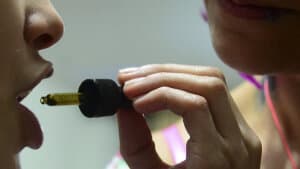 Cannabisolie er efterspurgt af blandt andre patienter med sklerose, men i øjeblikket indgår det ikke i forsøgsordningen med medicinsk cannabis. Der er tre slags te at vælge imellem og en type tabletter. - Vi har brug for mindst 30 forskellige produkter, siger overlæge. Foto: Raul Arboleda/Ritzau Scanpix