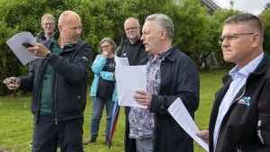 Axel Liebmann (til venstre) er en af de naboer, som har protesteret mod planerne om at opføre fem boliger på et tomt, grønt område på Ekkodalen. I maj mødtes han og naboerne med Søren Larsen (S) og Kenny Bruun Olsen (V) om sagen. Foto: Søren Gylling
