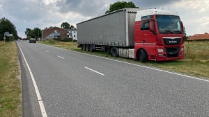En lastvogn holdt i flere uger i rabatten ved Kollegievej i Jelling. Det var årets mest populære 112-historie fra Vejle Amts Folkeblad. Arkivfoto: Anders Kynde