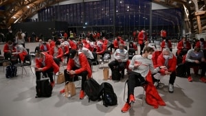 Klædt i rødt. De danske atleter, mens de ventede på afgang til vinter OL i Beijing. Photo: Lars Møller