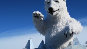 Otte meter høj titter han op over isbjerget. Foto: Klaus Rubin