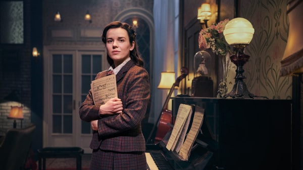 Anmelder havde lang aften i teatret: Forestilling af succesrig og anmelderrost bog finder ikke tonen