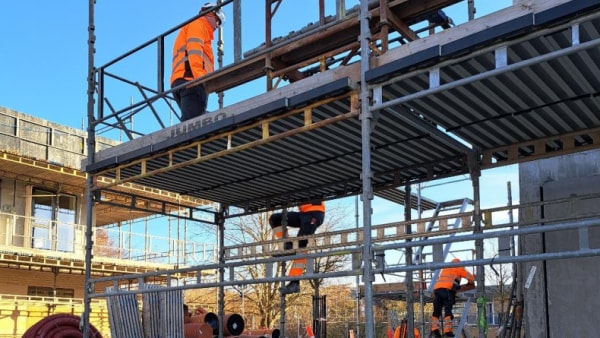 Stilladsarbejdere taget på fersk gerning: Tilsyn måtte standse arbejdet - Et dårligt valg på dagen