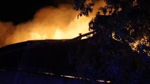 Flammerne kan tydeligt ses ved gårdbranden på Oustrupvej ved Egtved. Foto: presse-fotos.dk