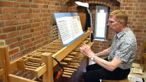 Sct. Nicolai Kirkes organist, Erik Kure, giver klokkespilskoncert lørdag klokken 11.15. Foto: Leif Baun