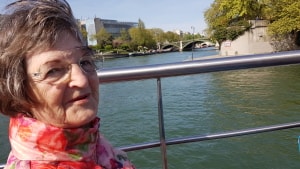 Signy Jensen med vind i håret under et besøg i Paris. Hun taler fransk og har undervist i sproget hos FOF i Vejle, og hun holder sproget ved lige, når hun besøger datteren Alice, der bor i Frankrig med sin familie. Privatfoto
