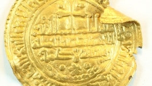 Den enestående, spanske guldmønt ligner en dansk 20-krone, og den er nu i Sydvestjyske Museers varetægt, indtil den senere bringes til Nationalmuseet i København. Foto: Sydvestjyske Museer