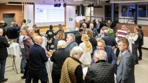Partierne og kandidaterne er samlet til valgcafeen på Stjernevejskolen i Hedensted. Foto: Mads Dalegaard