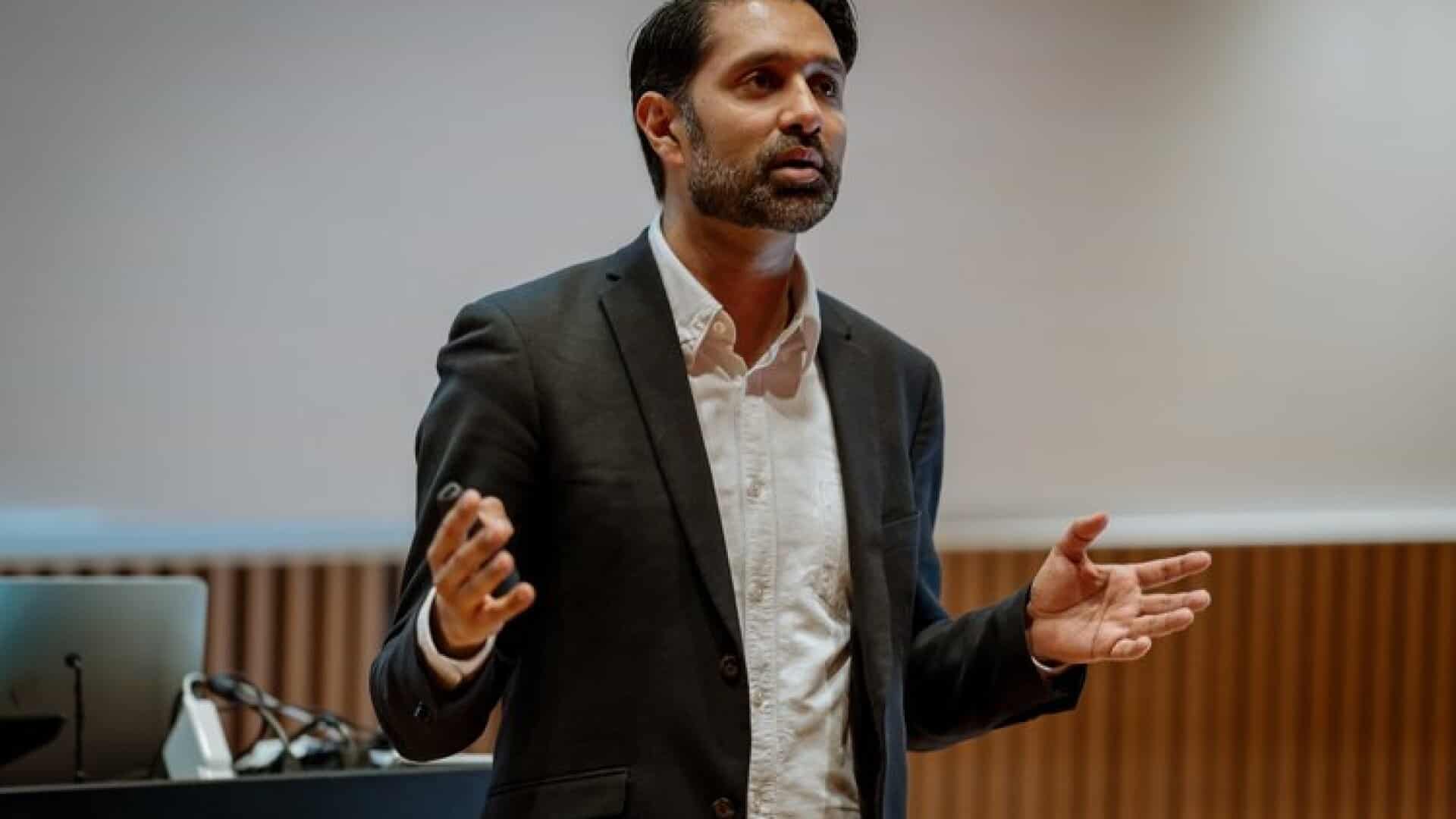 Læge og forfatter Imran Rashid giver gode råd om børn og skærmbrug ...