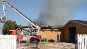 En voldsom brand hærgede ved middagstid onsdag Midtfyns Totalservice på Industrivej 13 i Nr. Broby. Foto: Torsten Cilleborg