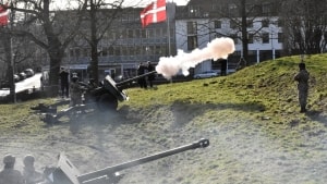 Flot ser det ud, når solen skinner, og kanonerne brager på Fredericia Vold. Ved Landsoldatpladsen var dannebrog også kommet op i anledningen af kronprinsessens 50 års fødselsdag. Foto: Gustav Roesbjerg Mygind
