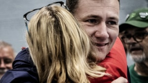 Niels Flemming Hansen (K), der her får et kram af folketings-kollega Birgitte Vind (S), blev valgt til Folketinget første gang, han stillede op som sit partis spidskandidat i Sydjyllands Storkreds. Foto: Mette Mørk