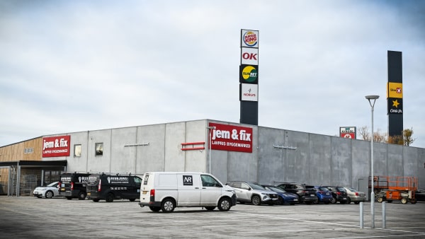 Ansat brækkede to fingre i arbejdsulykke i stort byggemarked: - Vi er oprigtigt kede af det