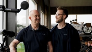 Bjørn Maigaard og sønnen Emil Maigaard Asmussen startede med Segway-udlejning for mange år siden, men de ændrede kurs og så et marked for elcykler. Foto: Rikke Kjær Poulsen