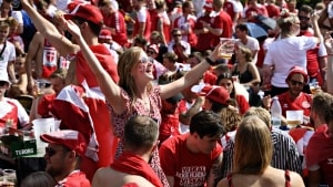 Fodbold og fadøl er for mange danskere en uundgåelig kombination - og det kan i høj grad ses i tallene for, hvor mange penge danskerne bruger på øl i disse EM-dage. Senest i lørdags da Danmark sørgede for at modstanderen tjekkede ud af turneringen. Foto: Philip Davali/Ritzau Scanpix