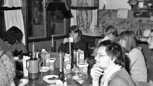 Stadsarkivet giver adgang til århusianernes histoie. For eksempel gennem dette billede af fællesmøde i køkken på Skjoldhøj Kollegiet, Foto: Jens Tønnesen, 1982