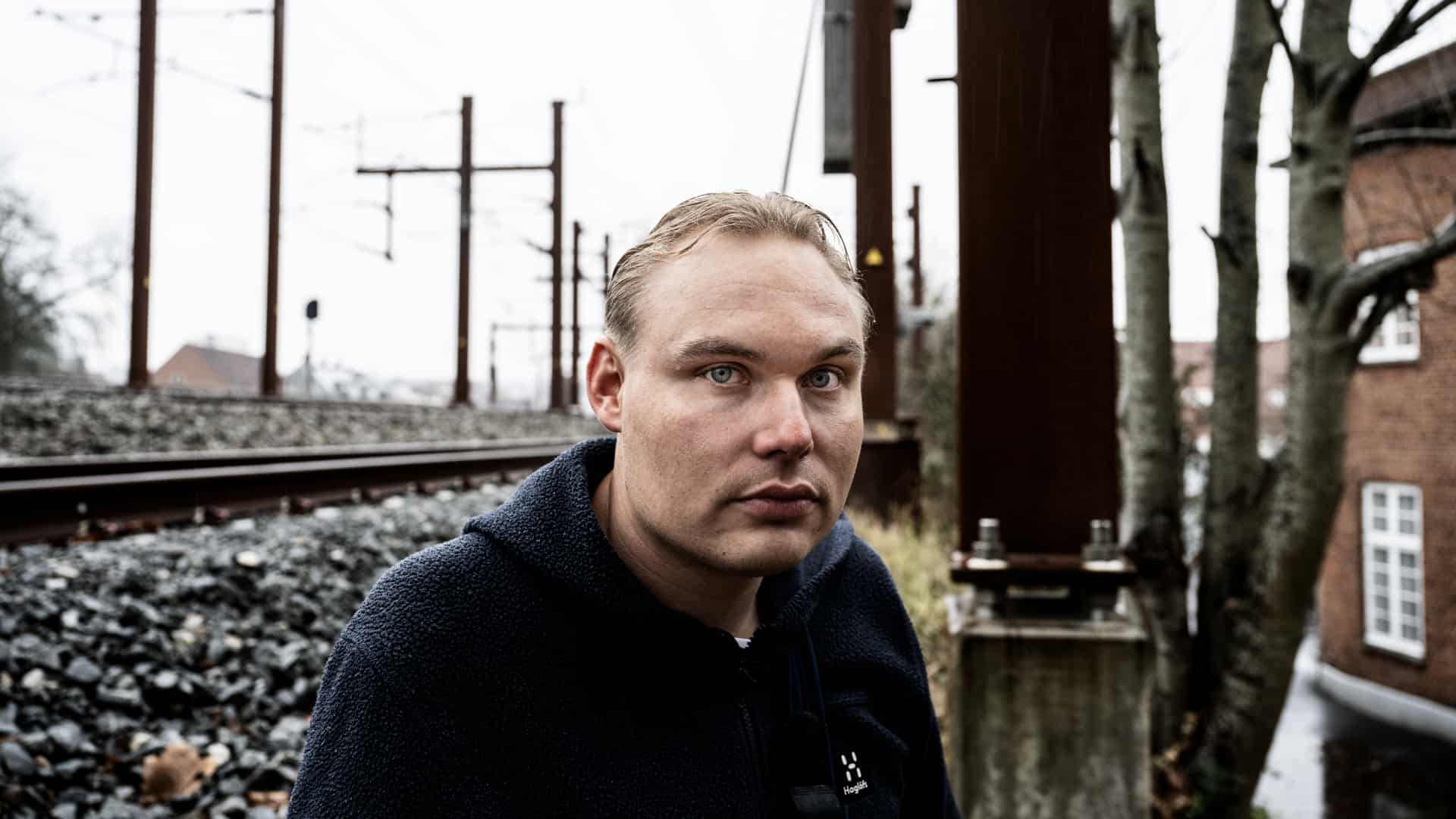 Strudsen Rasmus Rasmus reddede hund fra at blive dræbt af et tog: Men han reddede ikke ...