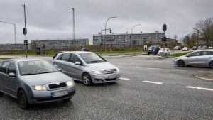 Trafikkulturen i det vestlige Aarhus er livsfarlig. Alligevel har et kamera, der skal mindske de mange tilfælde af rødlys-kørsel ved Edwin Rahrs Vej/Åby Ringvej årelange udsigter. Foto: Axel Schütt
