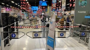 I Bilka Randers er spærrebåndene hængt op og lukker vejen indtil den store fødselsdagsfejring i varehuset. En drilsk rotte har været på færde og lavet rod i planerne. Foto: Rasmus Skovbo