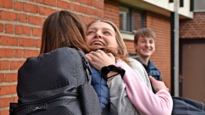 Smil, dybe kram og våde øjne prægede første dag på Vojens Gymnastik- & Idrætsefterskole, da den åbnede igen mandag. Foto: Larz Grabau
