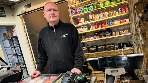 Tyve slog til mod kiosk - måtte lukke efter grim oplevelse