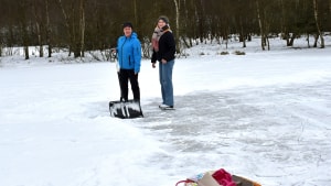 Gitte og Mia Vinter - ja det hedder de - var selvfølgelig de første på skøjter ude på Fuglesøen mandag. Og de havde endda sneskovle med. Foto: Larz Grabau