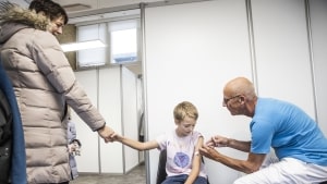 Mikkel Ole Henriksen, 10 år, var en af de første i aldersgruppen 5-11 år, der modtog coronavaccinen. Foto: Ólafur Steinar Rye Gestsson/Ritzau Scanpix