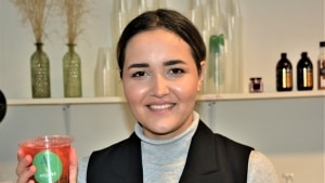 Rozeta Yousefi åbnede fredag 5. november ny butik i Østergade, hvor man både kan få ordnet vipper, negle, og få bland-selv-slik med hjem. Foto: Mette Bjerre