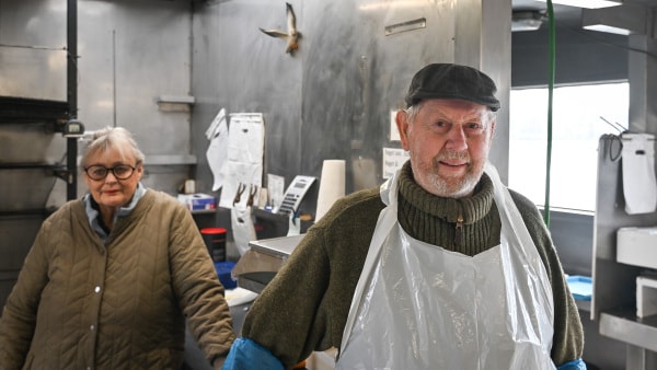 Kunderne flokkes om den lille fiskebutik ved stranden, men: - Jeg tror, det bliver sidste sæson