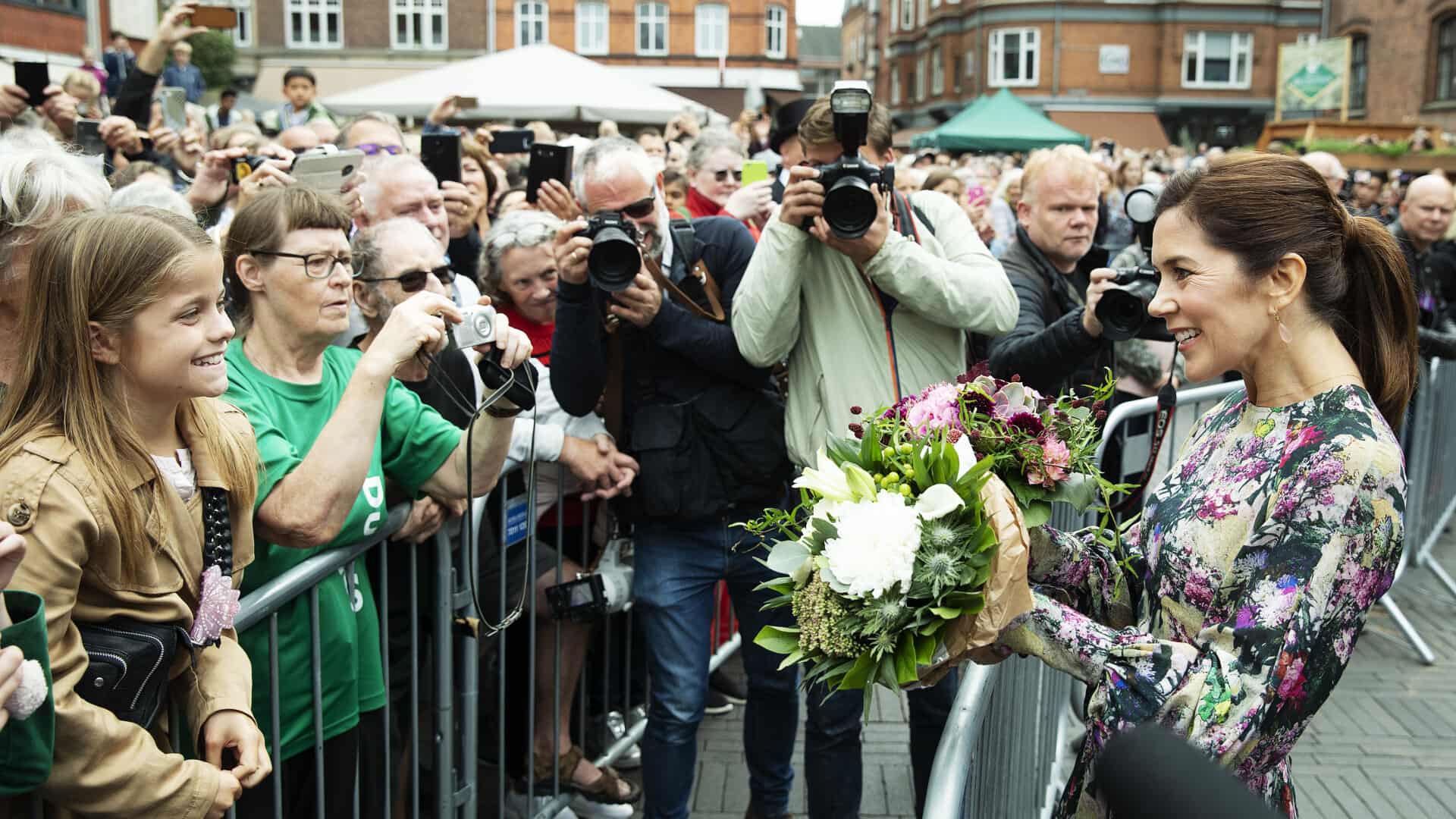 royal-bning-af-blomsterfestivalen-kronprinsesse-mary-fik-odense-til