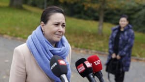 Det grønlandske folketingsmedlem Aaja Chemnitz, IA, på vej til møde på Marienborg. Foto: Nikolai Linares/Ritzau Scanpix