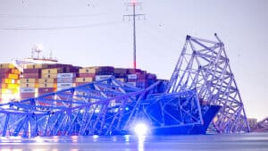Natten til tirsdag lokal tid sejlede et containerskib ind i broen Francis Scott Key Bridge i Baltimore i delstaten Maryland. Foto: Jim Lo Scalzo/Ritzau Scanpix