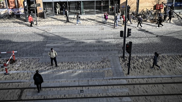 Se video: Fodgængere bryder reglerne - vildt mange gik over for rødt på 30 minutter