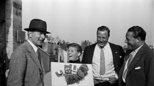 Den danske svømmepige Ragnhild Hveger vandt sølvmedalje ved OL i Berlin i 1936. Her står hun med æsken pyntet med Dannebrogsflag og hagekors. Foto: Scanpix Denmark