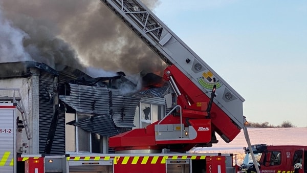 Voldsom brand hos kosmetikvirksomhed: Tre ud af fire bygninger står ikke til at redde