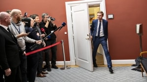 Dansk Folkepartis formand - lidt endnu - Kristian Thulesen Dahl træder ud af gruppelokalet på Christiansborg efter at have orienteret folketingsgruppen om, at han ikke længere vil være leder. Foto: Nils Meilvang/Ritzau Scanpix
