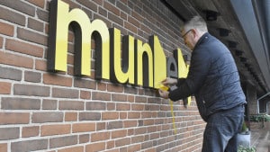 Munkebjerg Hotels logo er ved at blive beklædt med  gult i anledning af morgendagens store begivenhed - afsløringen af de tre danske etaper. Foto: Flemming Larsen