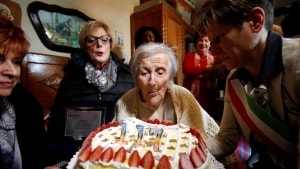 Det er ekstremt usædvanligt, at mennesker lever, til de er over 115 år. Men det kan ændre sig i fremtiden, hvis forskerne knækker koden for, hvorfor vores krop ældes. Her ses Emma Morano, der formodes at være blandt de mennesker i verden, der er blevet ældst, fejre sin 117-års fødselsdag i 2016.  Foto: Alessandro Garofalo/Ritzau Scanpix