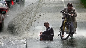 Det regner mere og mere voldsomt over Helsingør. Men måske behøver alle husejere ikke at regne med en stor udgift til en separatkloakering. Foto: Lars Johannessen.